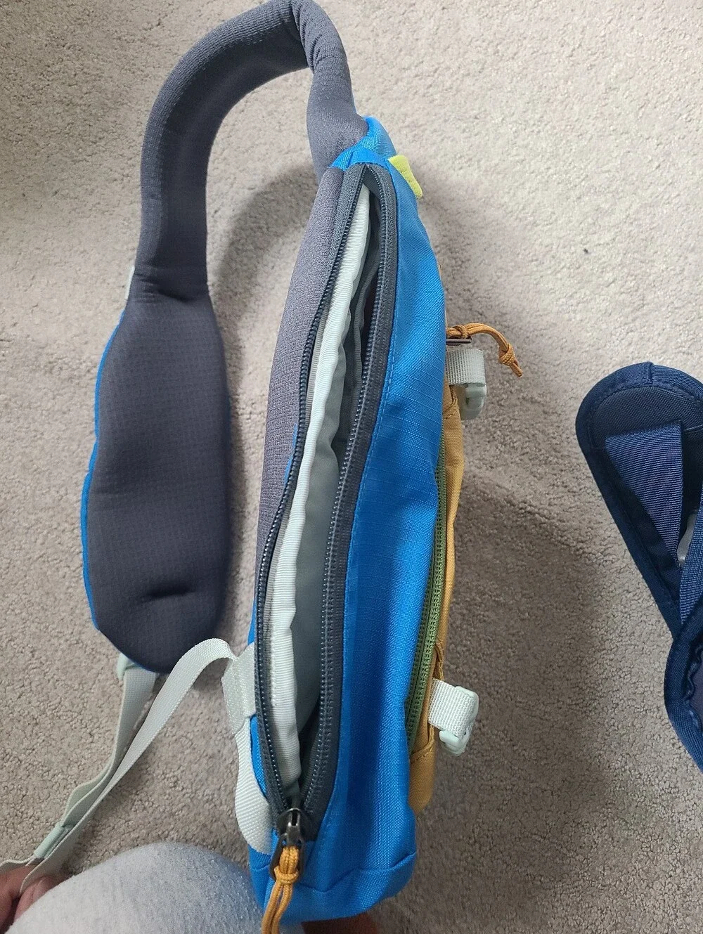 Patagonia blue and mustard yellow sling bag - Picture 3 of 7